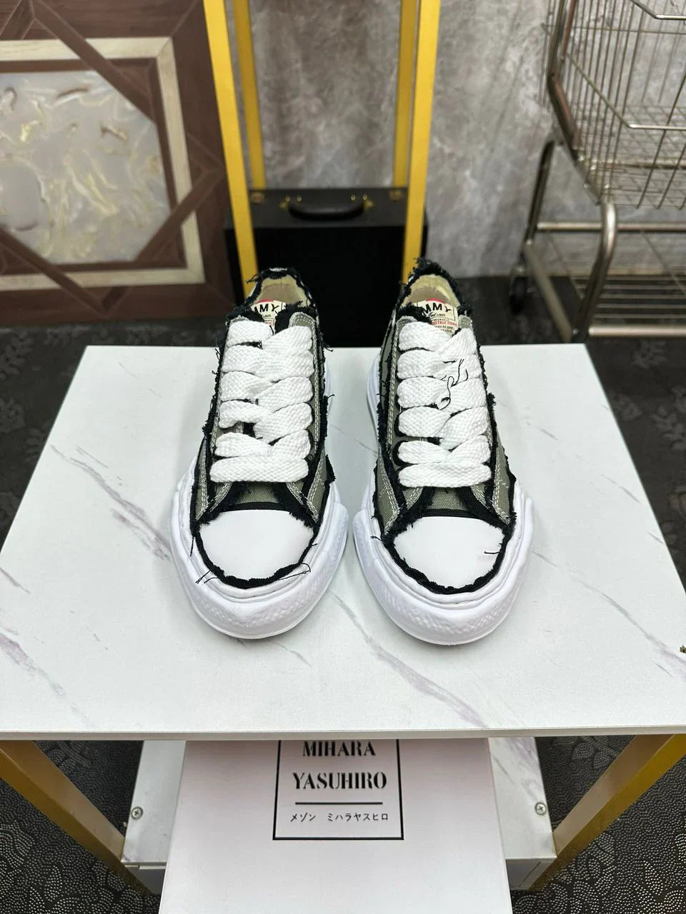 Noam - Tenisky s atypickými šněrováním v olivové barvě